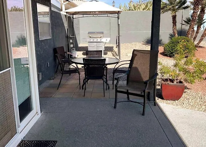 Spacious Getaway! Pool, Spa, Sleeps 9 Holiday home