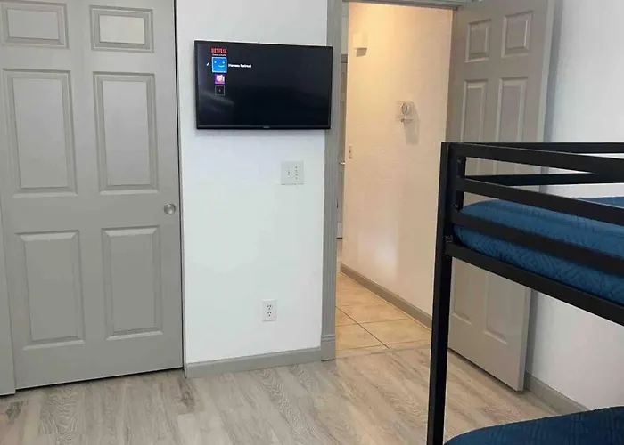 Spacious Getaway! Pool, Spa, Sleeps 9 *