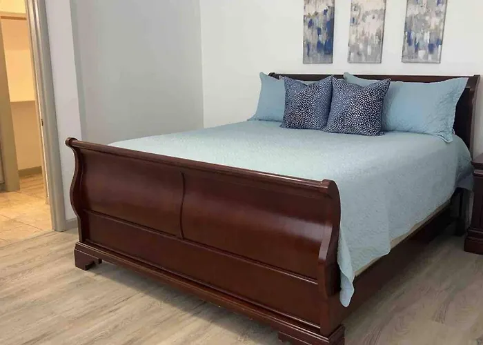 Spacious Getaway! Pool, Spa, Sleeps 9 *