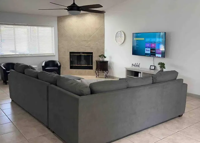 Spacious Getaway! Pool, Spa, Sleeps 9 Holiday home *