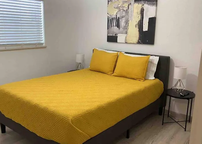 Holiday home Spacious Getaway! Pool, Spa, Sleeps 9