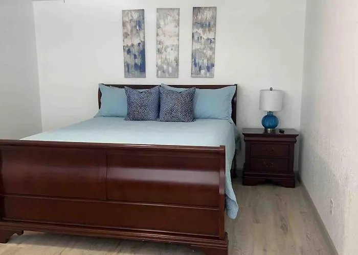 Spacious Getaway! Pool, Spa, Sleeps 9 *