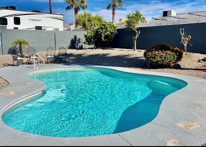 Spacious Getaway! Pool, Spa, Sleeps 9 *