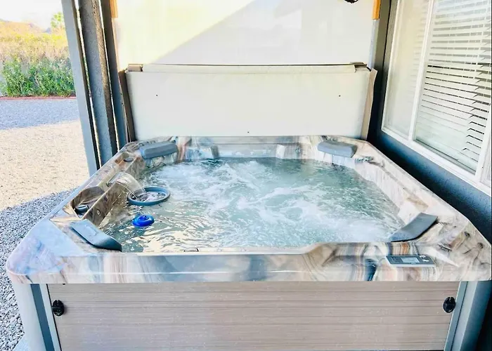 Spacious Getaway! Pool, Spa, Sleeps 9 Holiday home