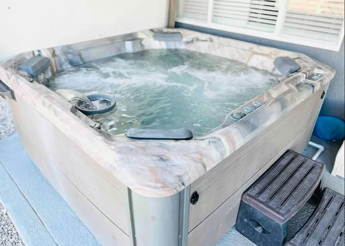 Holiday home Spacious Getaway! Pool, Spa, Sleeps 9